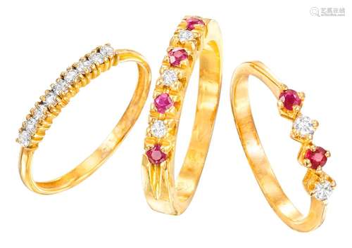 Une bague en or jaune sertie d'une ligne de diamants TDD...