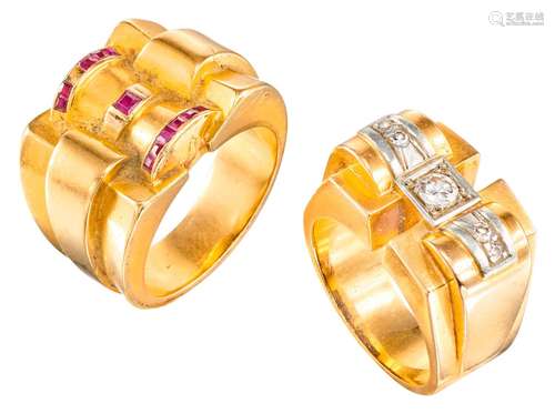 - Une bague « Tank » en or jaune retenant des pierres rouges...