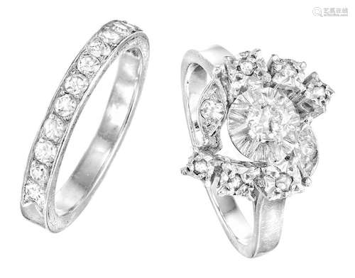 - Une bague en or blanc sertie au centre d’un diamant taille...