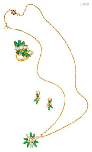 Un pendentif à décor floral serti d’émeraudes en forme de na...