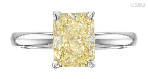 En or blanc serti d'un diamant jaune rectangulaire à pan...