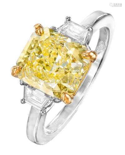 En or bicolore retenant en son centre un diamant jaune inten...
