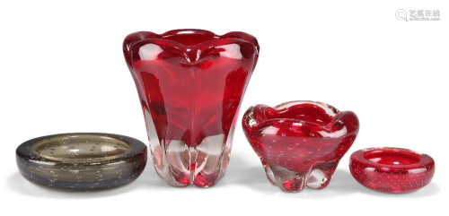 FOUR PIECES OF WILLIAM WILSON WHITEFRIARS ART GLASS, compris...