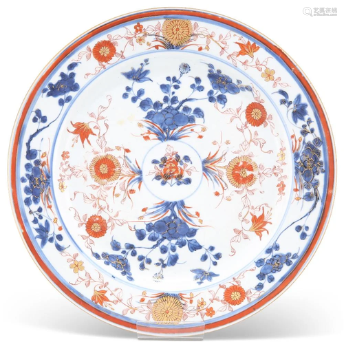 AN 18TH CENTURY CHINESE PORCELAIN IMARI CHARGER, painted and...