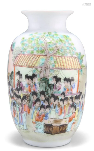 A CHINESE SMALL FAMILLE ROSE VASE, PROBABLY REPUBLICAN PERIO...