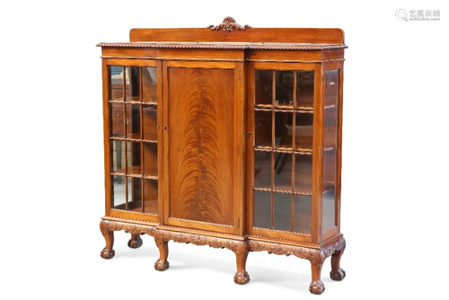 AN EARLY 20TH CENTURY MAHOGANY VITRINE, in Chippendale style...