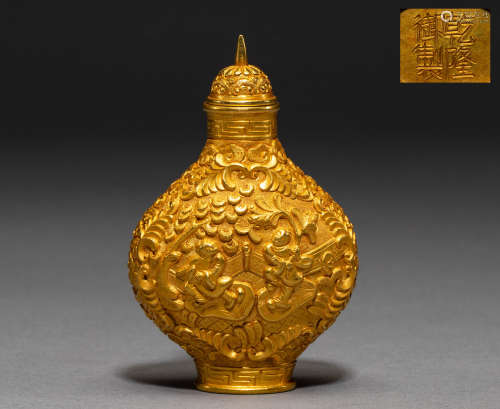 A Chinese gold snuff bottle from the Qing Dynasty