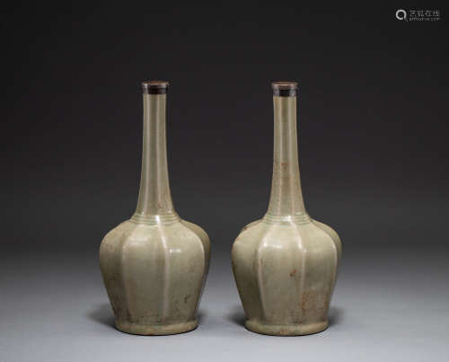 A pair of secret colored porcelain vases from yue Kiln in So...