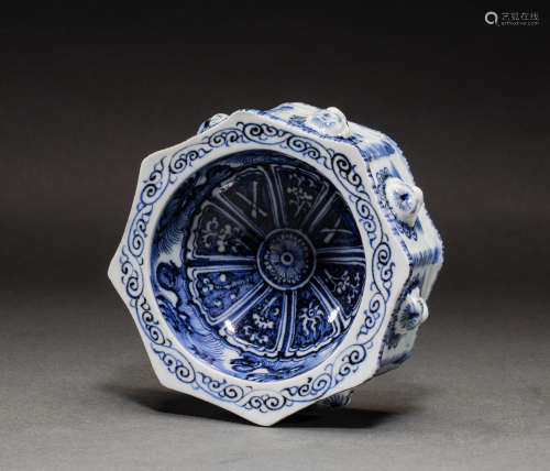 Chinese Yuan dynasty blue and white brush wash