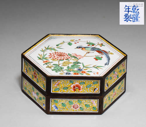 Chinese qing Dynasty enamel powder box with copper foetus