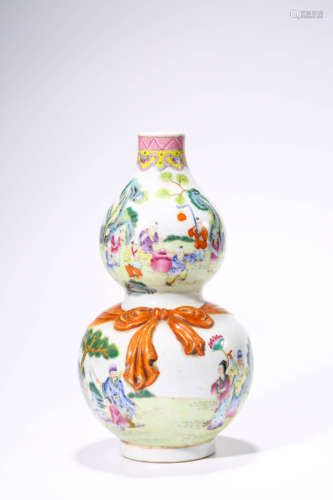 Famille Rose Gourd-Shape Vase