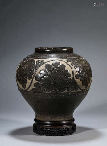 Cizhou Ware Incised Floral Jar