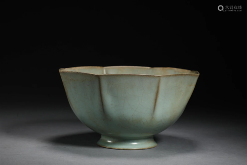 Ru kiln bowl in Song Dynasty