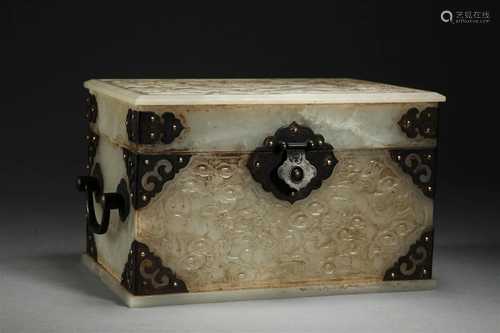 White jade dragon pattern treasure chest of Qing Dynasty