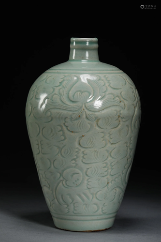 Plum vase of Longquan kiln in Song Dynasty