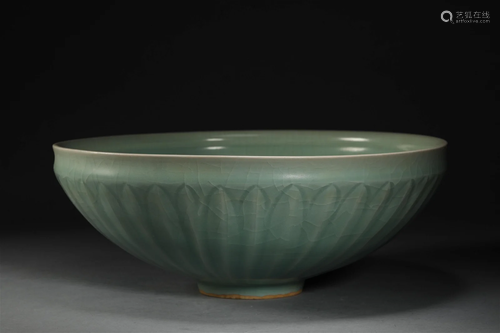 Longquan kiln bowl in Song Dynasty