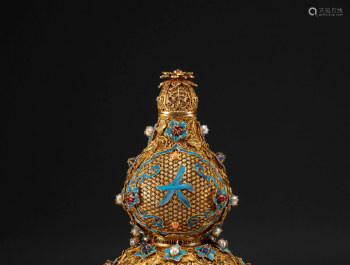 A Gold Double Gourd Vase