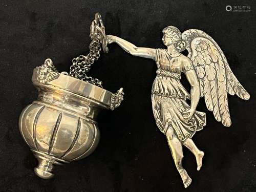 Bénitier et son support à décor d'ange en argent étrange...