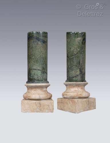Paire de colonnes cylindriques en marbre vert veiné terminés...