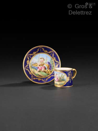 SEVRES Tasse mignonnette de forme litron et sa soucoupe à fo...