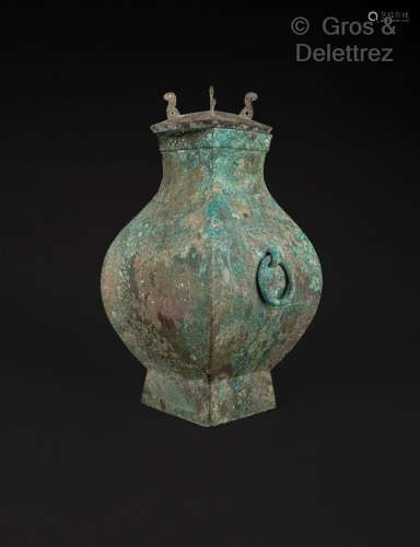 Vase Fanghu en bronze à patine verte, orné de deux anses ret...