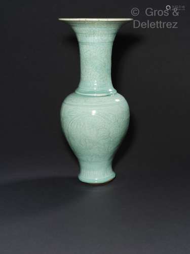 Vase balustre en porcelaine, à décor incisé et moulé de lotu...