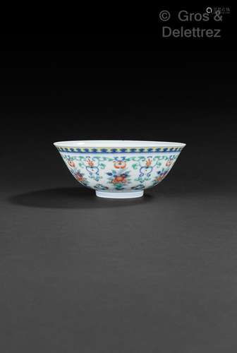 Coupe en porcelaine doucaï, décoré sur le pourtour d’une com...