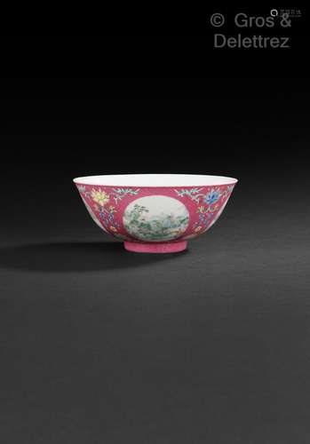 Coupe en porcelaine à décor de quatre médaillons en émaux de...