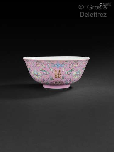 Coupe en porcelaine, à décor en émaux de la famille rose sur...