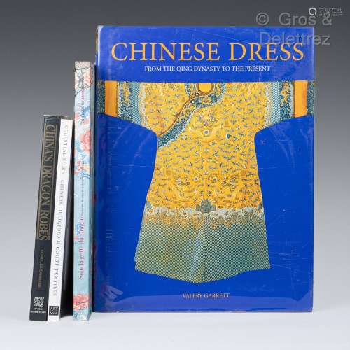 Lot de quatre livres sur les textiles chinois  Schuyler CAMM...
