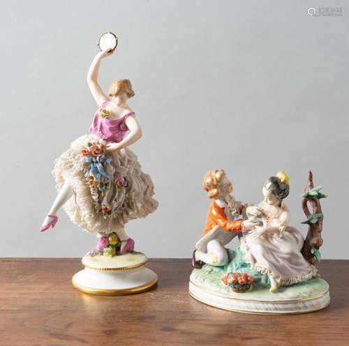 Lot comprenant un sujet en porcelaine polychrome figurant un...