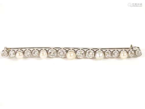 Broche en platine (850) sertie en ligne de 12 diamants (2.16...