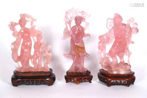 Réunion de trois sujets en quartz rose sculpté. Chine modern...