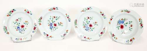 Suite de quatre assiettes en porcelaine émaillée de la Compa...