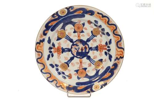 Plat rond en porcelaine émaillée polychrome à décor Imari, C...