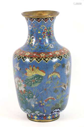 Vase à col aux émaux cloisonnés à décor de fleurs et volatil...