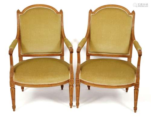 Paire de fauteuils de style Louis XVI en bois naturel, garni...