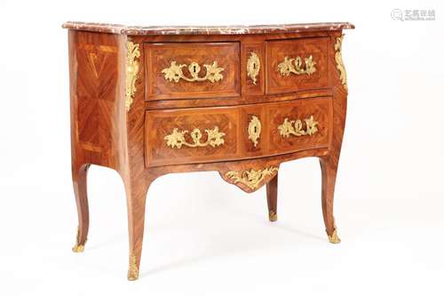 Commode sauteuse en placage de bois précieux et bois de viol...