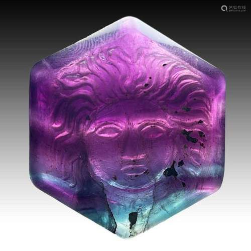 AN AMETHYST COLOURED PENDANT OF MEDUSA