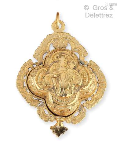 Pendentif « Reliquaire » en vermeil repoussé. Longueur : 6,5...