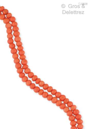 Sautoir composé d’un rang de perles de corail. Longueur : 70...