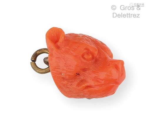 Pendentif en corail représentant une tête d’ours. Longueur :...