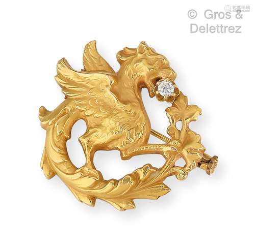 Broche « Chimère » en or jaune, le motif sculpté retenant un...