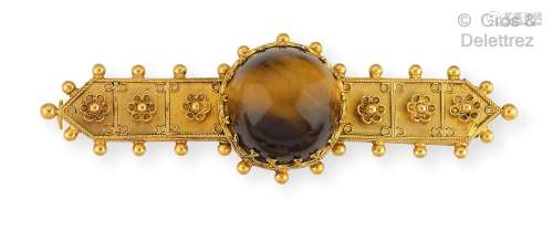 Broche « Barrette » en or jaune (14K) perlé, ornée d’un cabo...