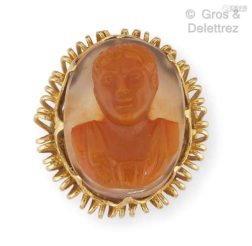 Bague en or jaune, ornée d’un camée sur agate représentant u...