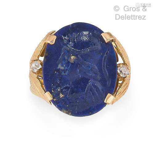 Bague en or jaune, ornée d’une intaille sur lapis lazuli rep...