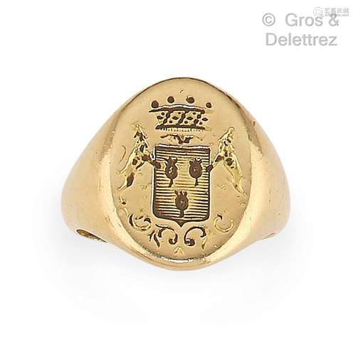 Bague « Chevalière » en or jaune gravée d’armoiries sous cou...