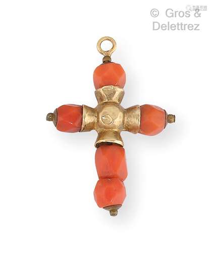 Pendentif « Croix » en or jaune, serti de perles de corail f...