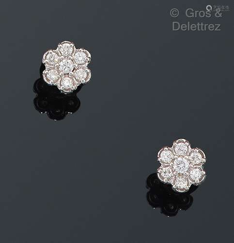 Paire de puces d’oreilles « Fleur » en or gris, serties de d...