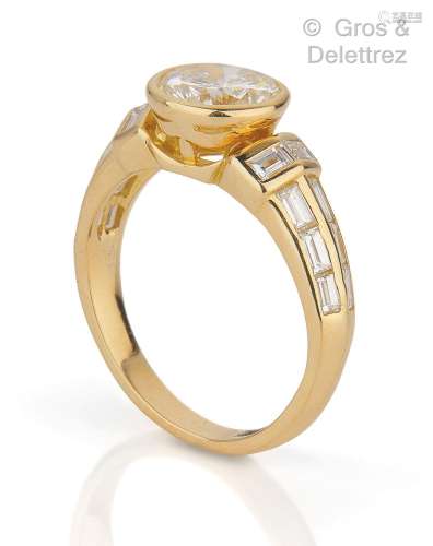 Bague « Solitaire » en or jaune, ornée d’un diamant taillé e...